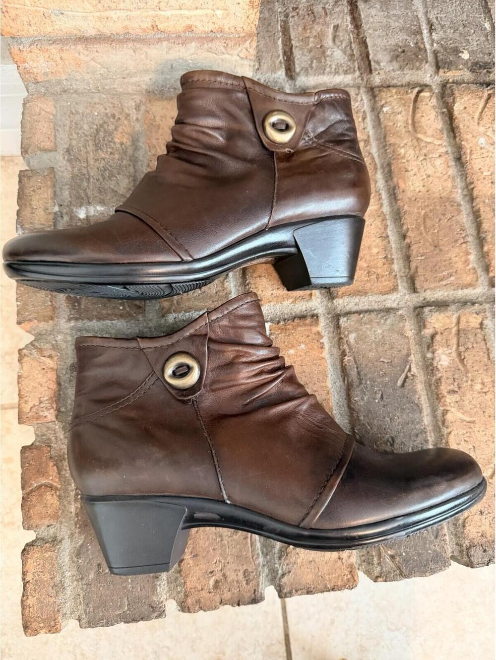 Earth Origins Mallory Brown Leather Ankle Boots Booties w/Button Detail 8.5